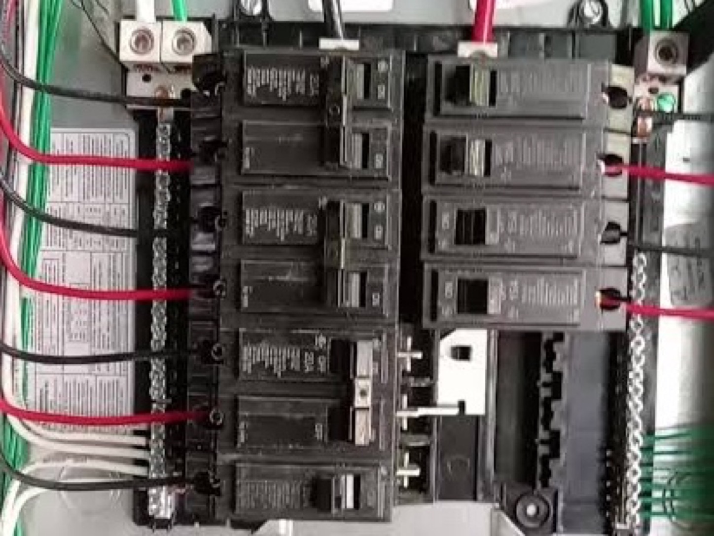 Fotografía real del tablero eléctrico y sus conexiones