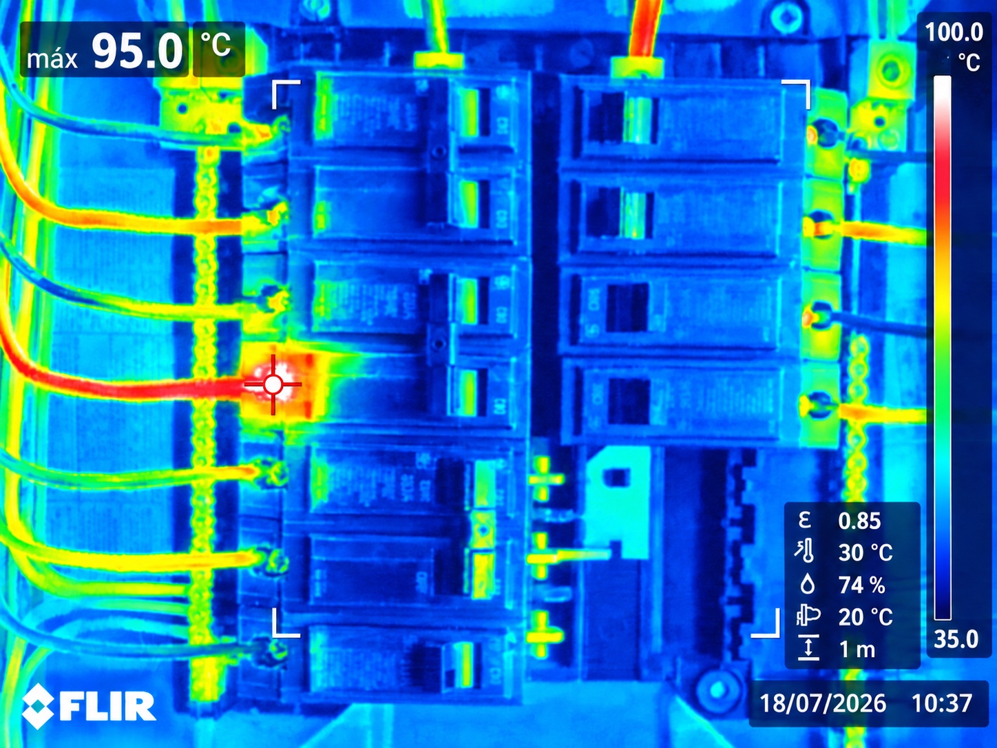 Simulación térmica del mismo tablero: máximo de 95 °C en el borne de un interruptor central, escala de 35 a 100 °C