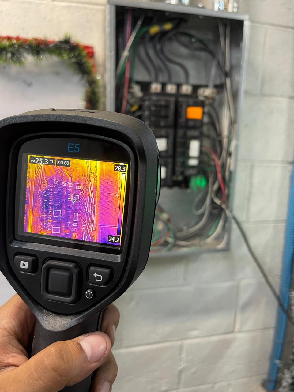 Cámara termográfica midiendo un tablero eléctrico